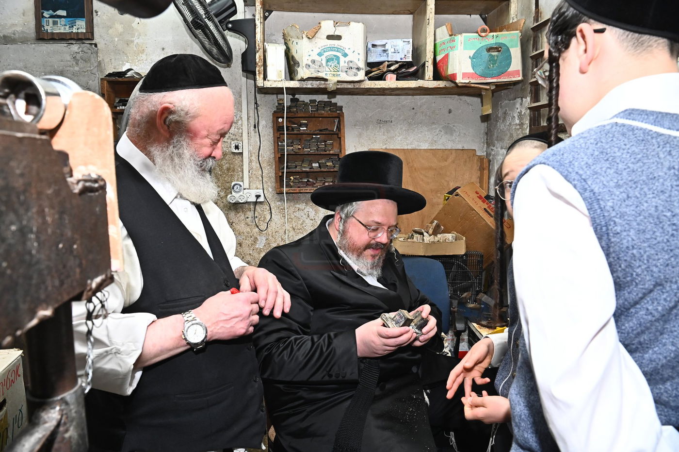 הרה"צ רבי אהרן מרדכי רוקח בביקור במפעל תפילין בבני ברק