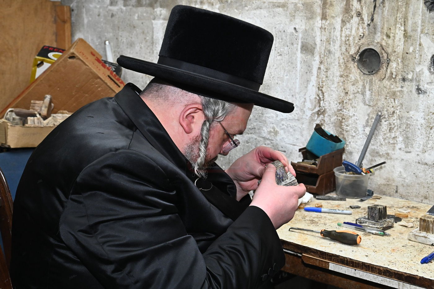 הרה"צ רבי אהרן מרדכי רוקח בביקור במפעל תפילין בבני ברק