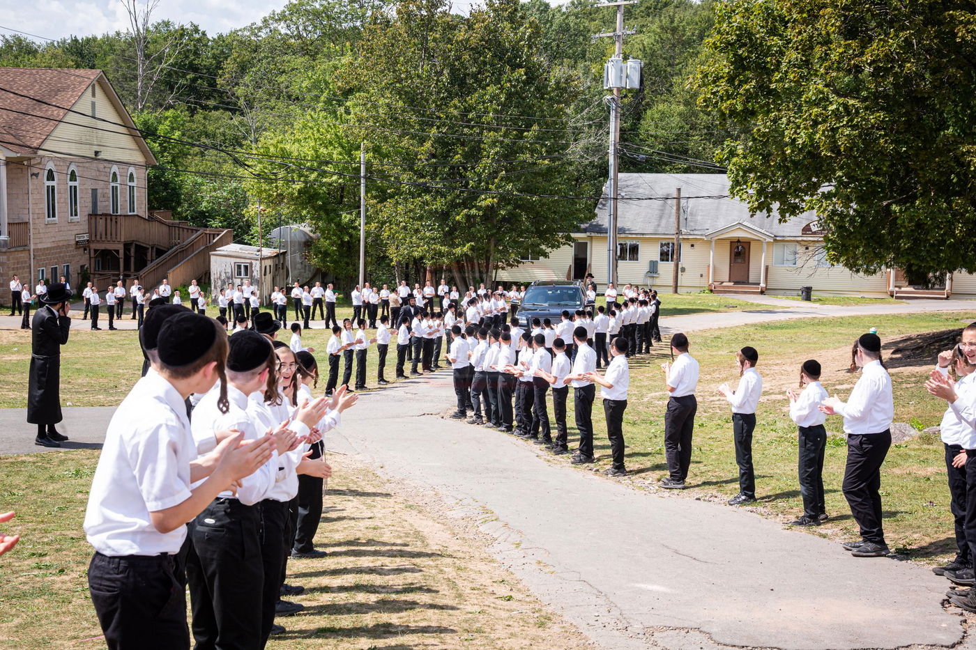 האדמו"ר מבאבוב בביקור במחנה שלווה בקאנטרי