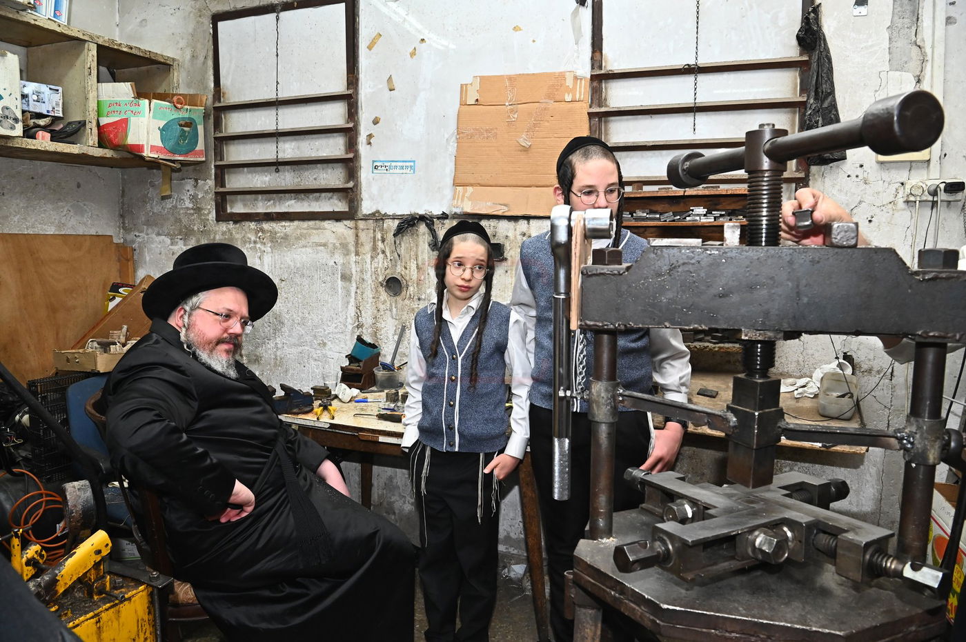 הרה"צ רבי אהרן מרדכי רוקח בביקור במפעל תפילין בבני ברק