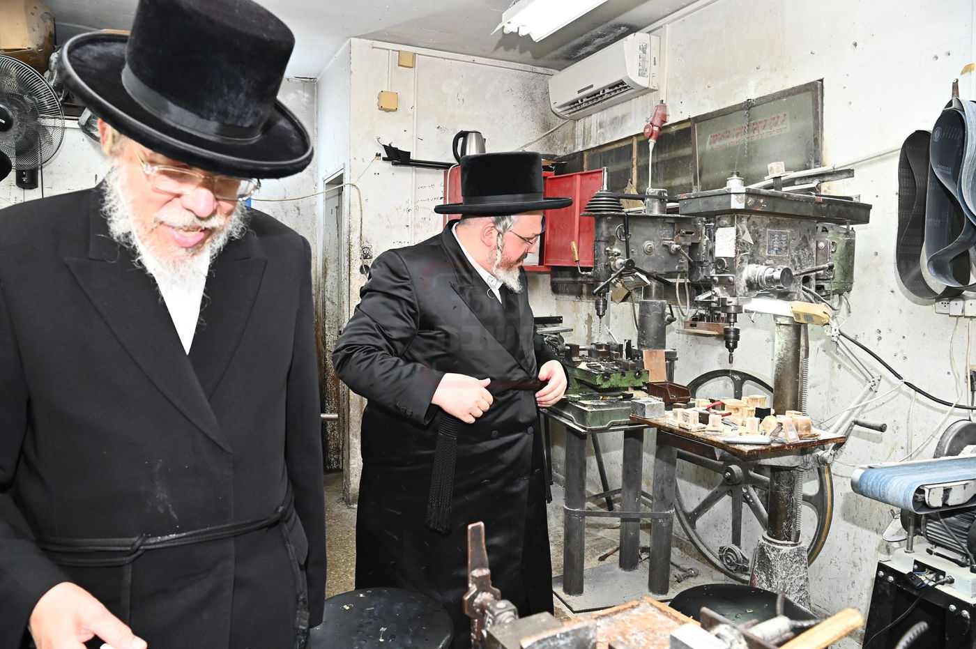 הרה"צ רבי אהרן מרדכי רוקח בביקור במפעל תפילין בבני ברק