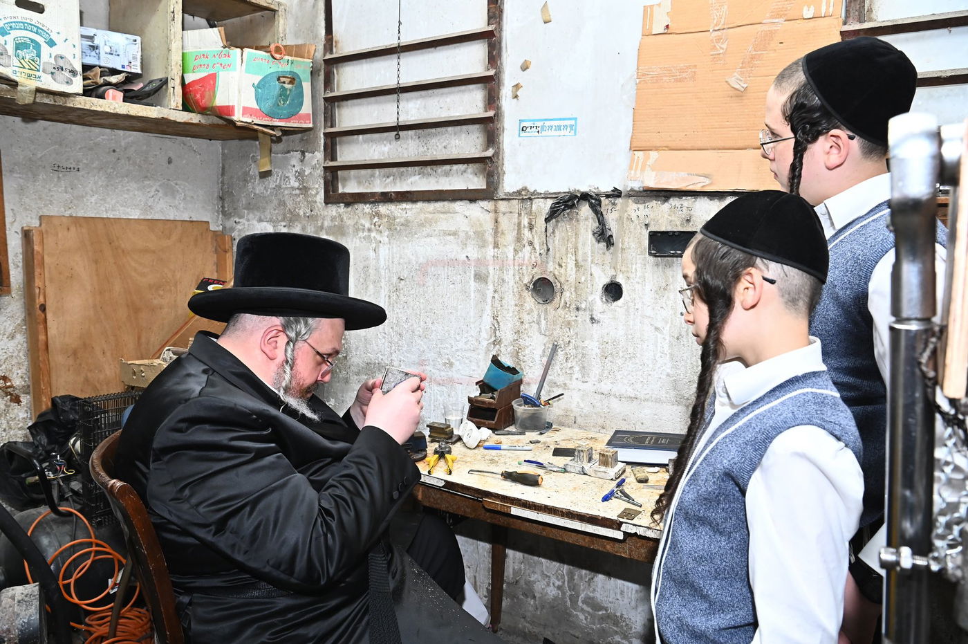 הרה"צ רבי אהרן מרדכי רוקח בביקור במפעל תפילין בבני ברק