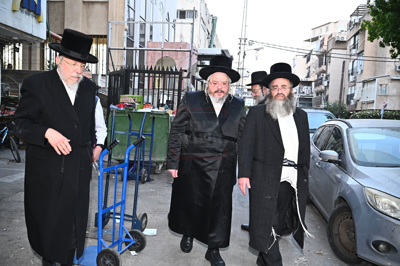 הרה"צ רבי אהרן מרדכי רוקח בביקור במפעל תפילין בבני ברק