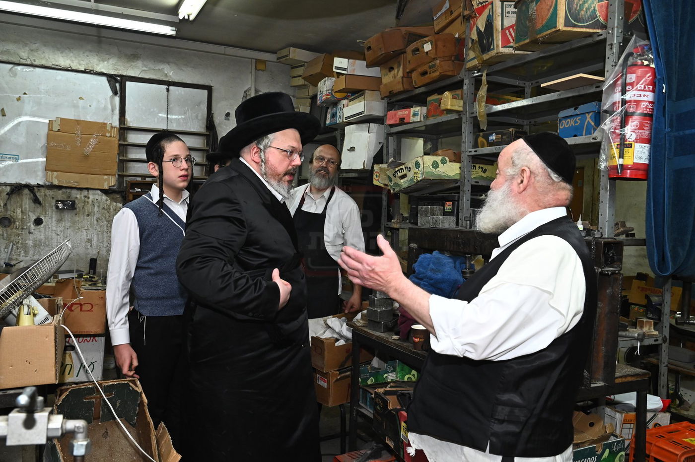 הרה"צ רבי אהרן מרדכי רוקח בביקור במפעל תפילין בבני ברק