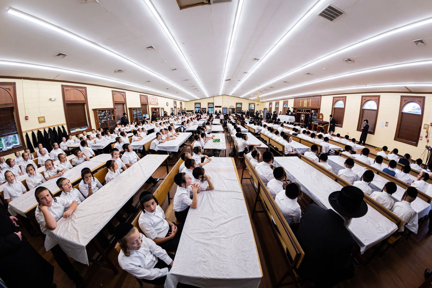 האדמו"ר מבאבוב בביקור במחנה שלווה בקאנטרי