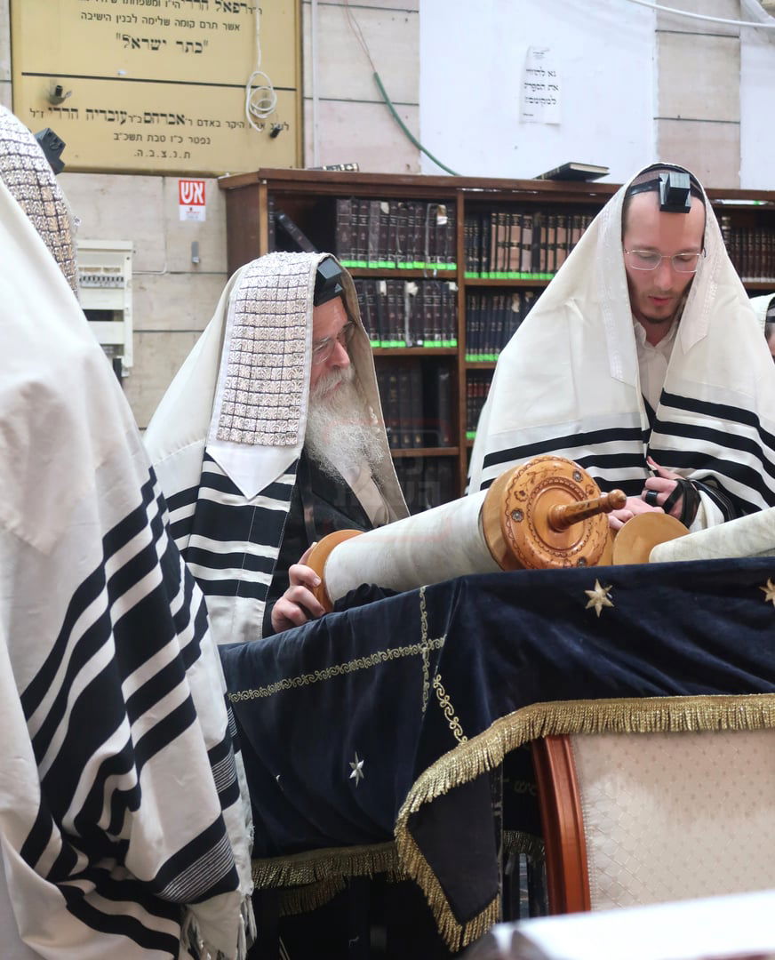 האדמו"ר מנדבורנה ירושלים בהנחת תפילין לנכדו