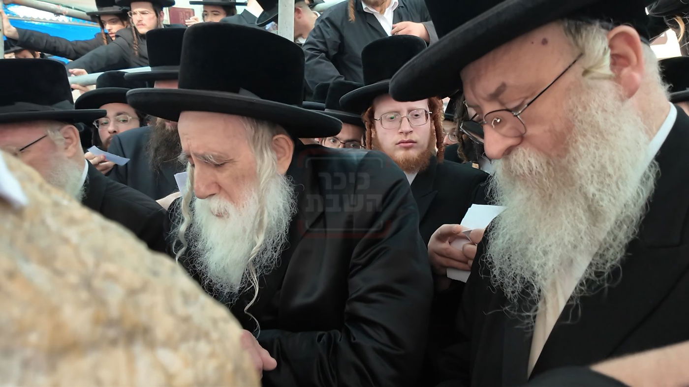 האדמו"ר ממחנובקא בעלזא בעליה לציון בהר המנוחות