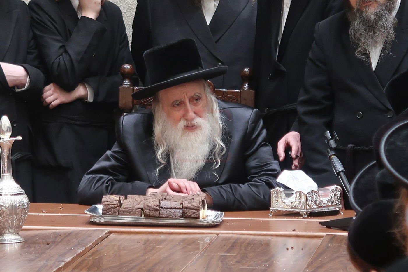 האדמו"ר ממחנובקא בעלזא בטיש לחיים לאחר שחרית