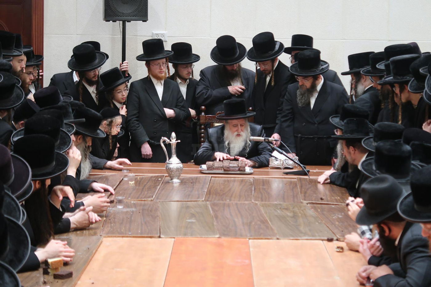 האדמו"ר ממחנובקא בעלזא בטיש לחיים לאחר שחרית