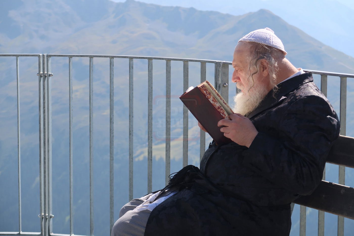 האדמו"ר ממבקשי אמונה במנוחה בדאבוס שבשווייץ