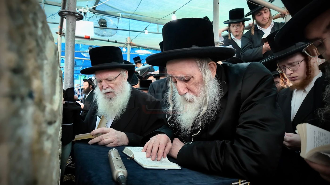 האדמו"ר ממחנובקא בעלזא בעליה לציון בהר המנוחות