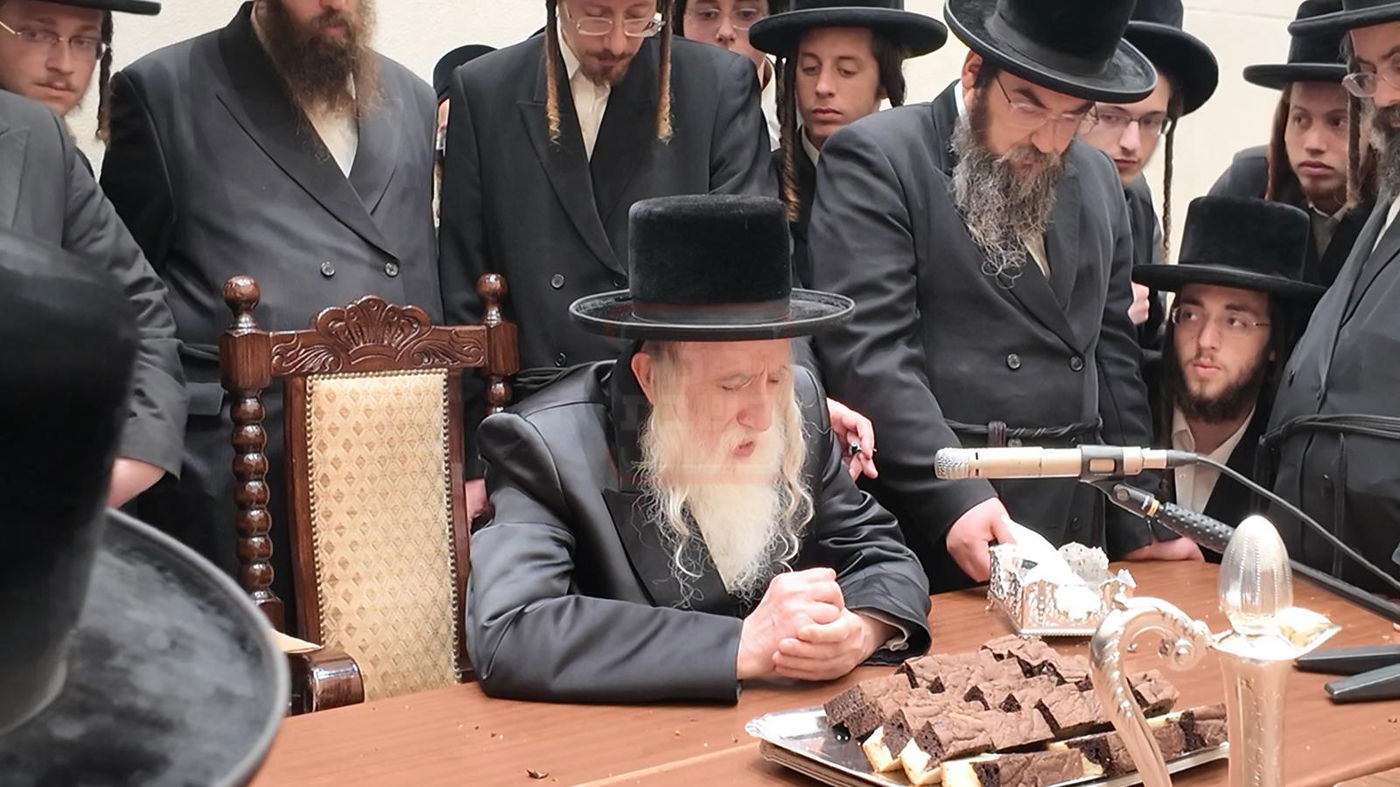 האדמו"ר ממחנובקא בעלזא בטיש לחיים לאחר שחרית