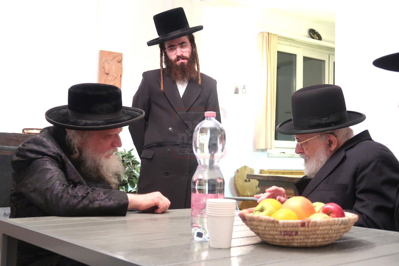 הנגיד בנציון פרישוואסר אצל האדמו"ר ממבקשי אמונה במנוחה בדאבוס שבשווייץ