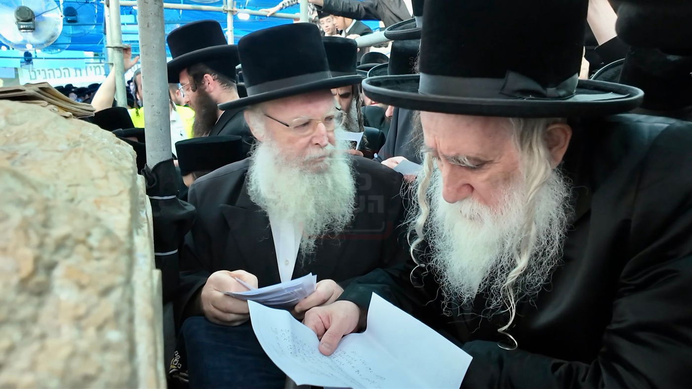 האדמו"ר ממחנובקא בעלזא בעליה לציון בהר המנוחות