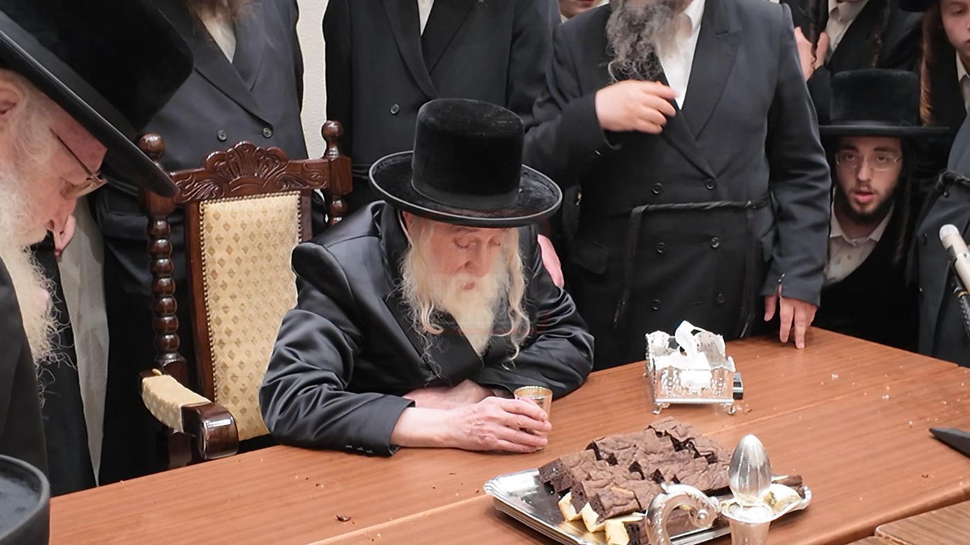 האדמו"ר ממחנובקא בעלזא בטיש לחיים לאחר שחרית