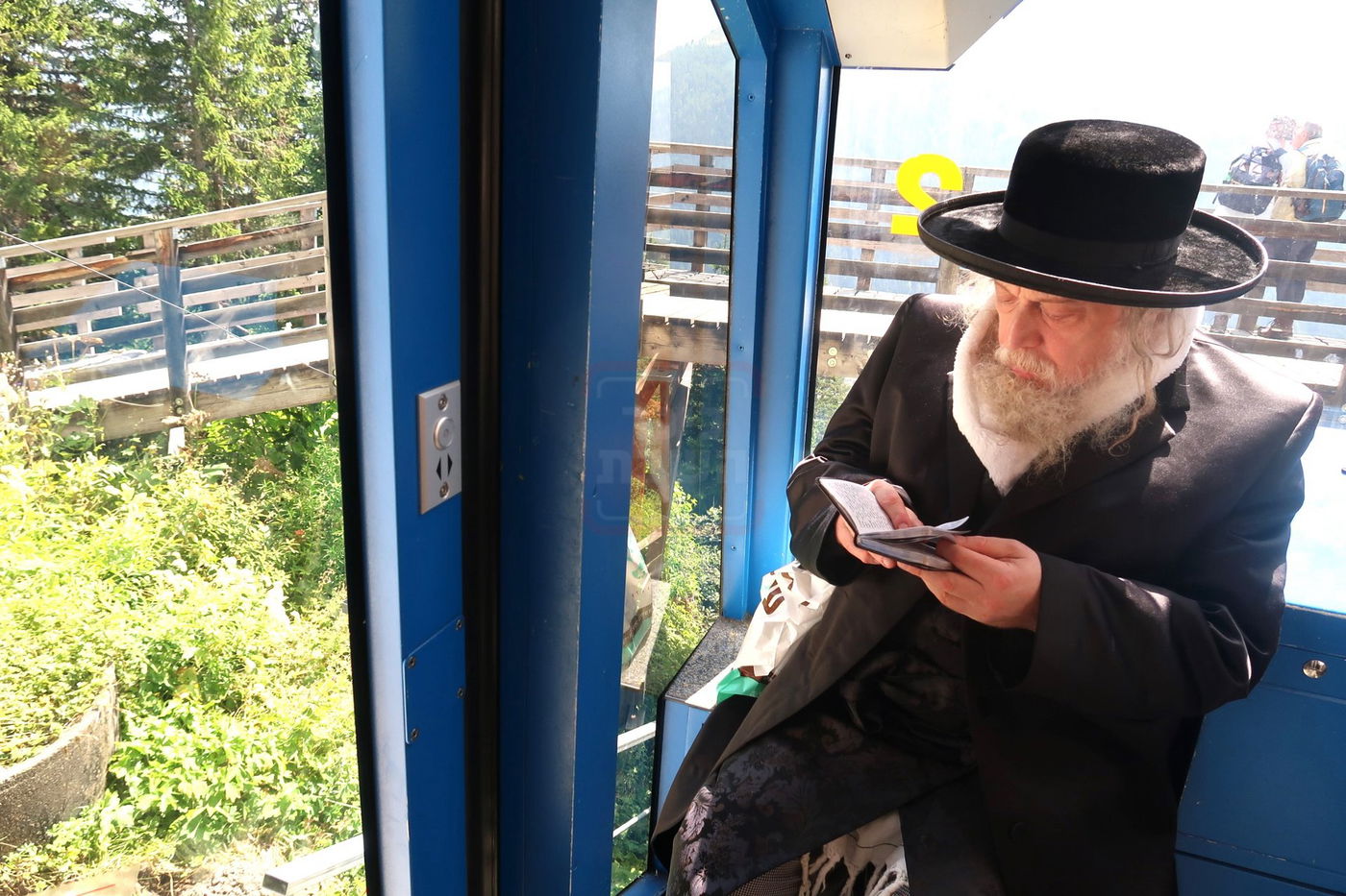 האדמו"ר ממבקשי אמונה במנוחה בדאבוס שבשווייץ