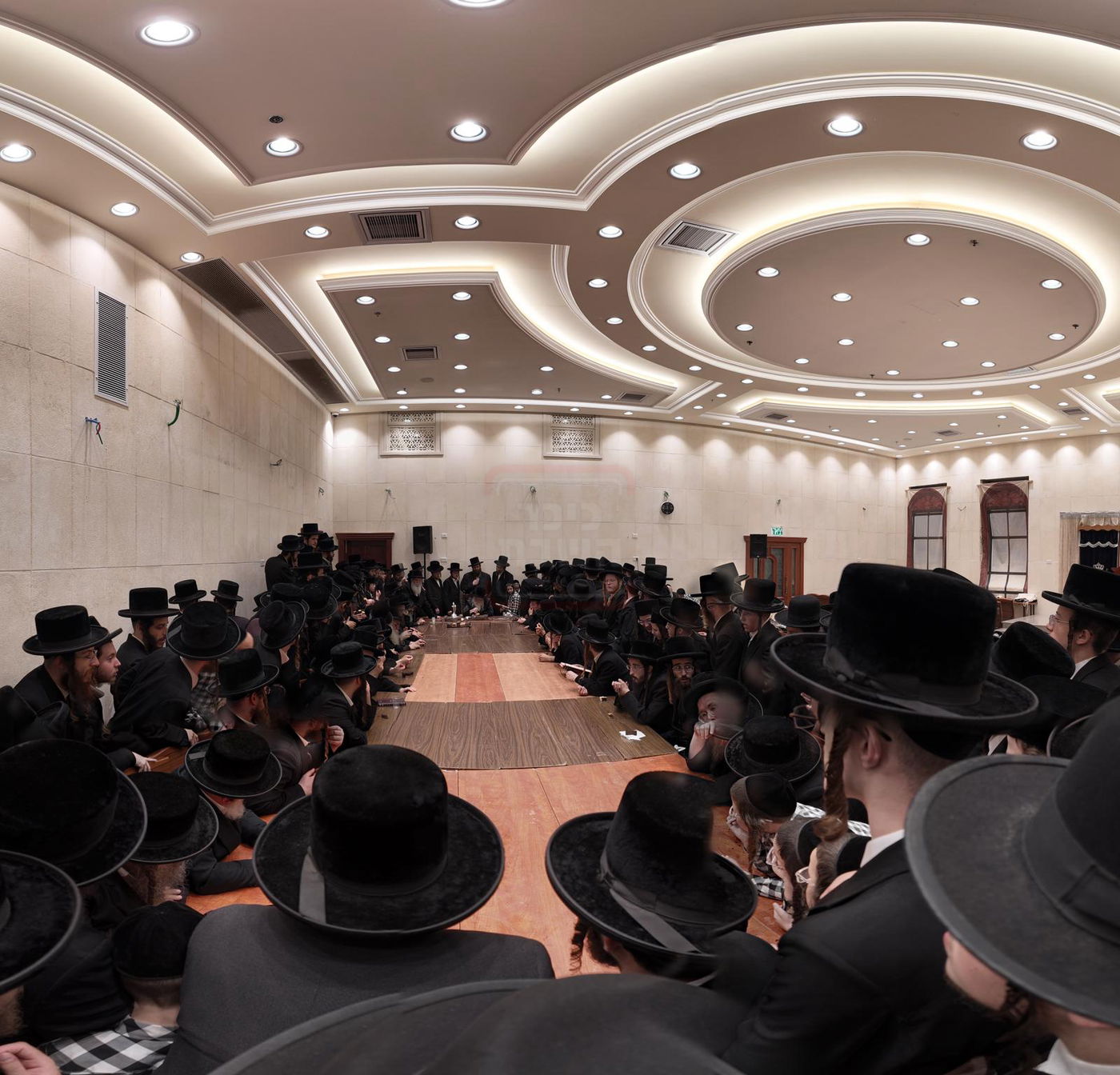 האדמו"ר ממחנובקא בעלזא בטיש לחיים לאחר שחרית