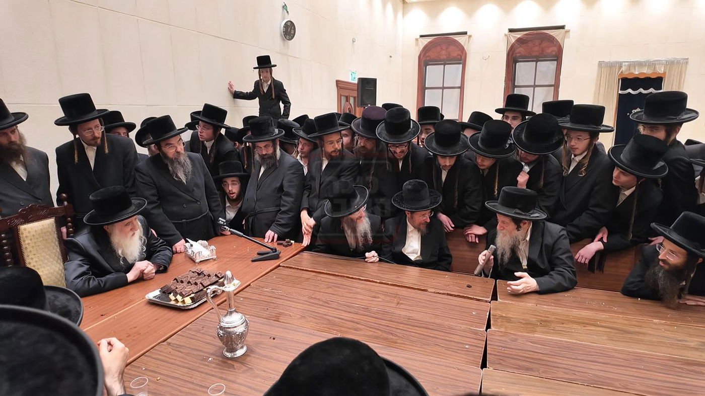 האדמו"ר ממחנובקא בעלזא בטיש לחיים לאחר שחרית