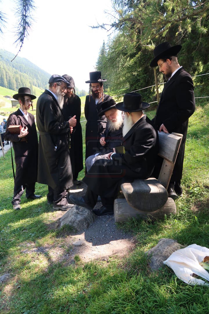 האדמו"ר ממבקשי אמונה במנוחה בדאבוס שבשווייץ