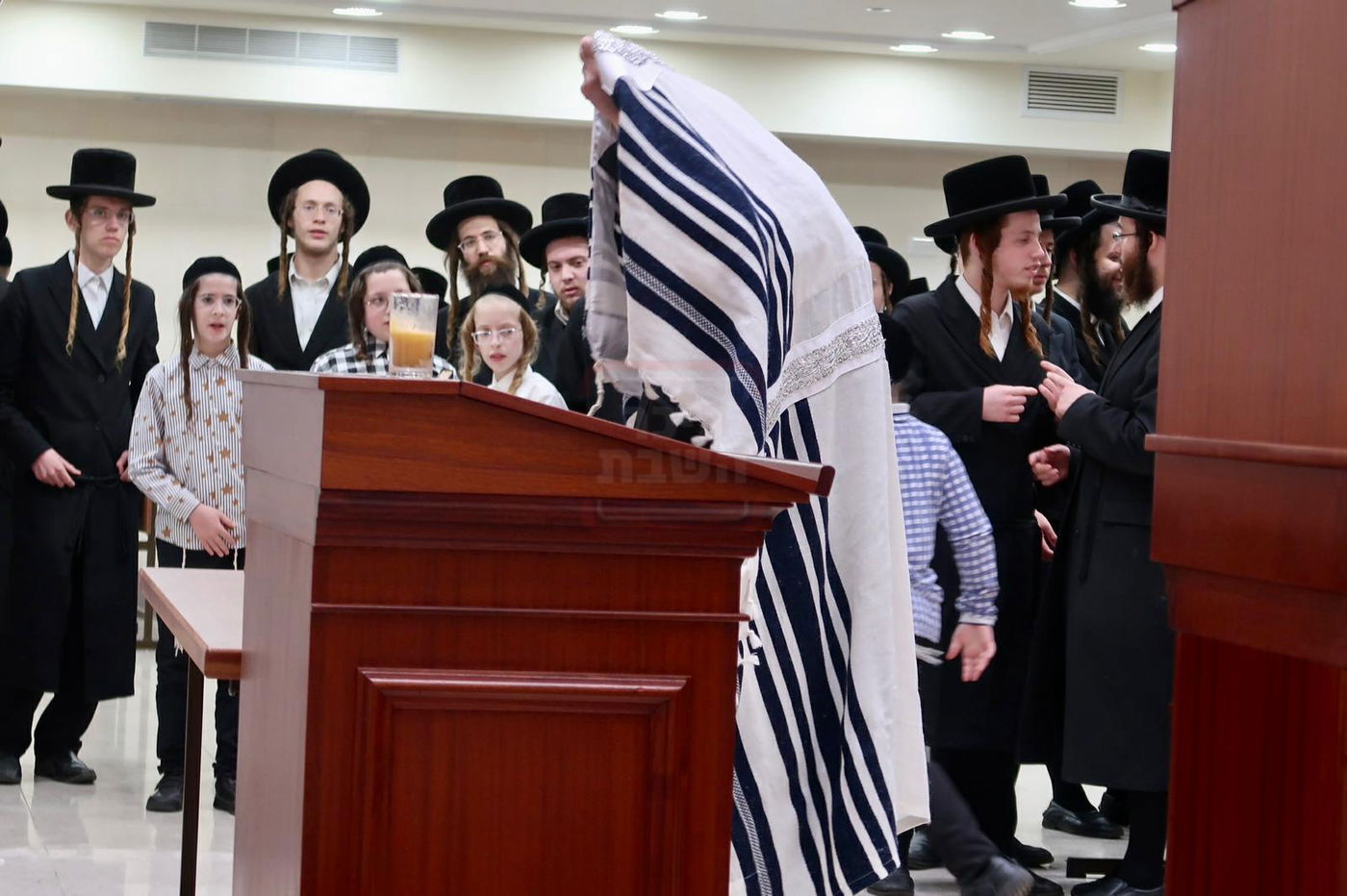 האדמו"ר ממחנובקא בעלזא בתפילת שחרית ביום ההילולא