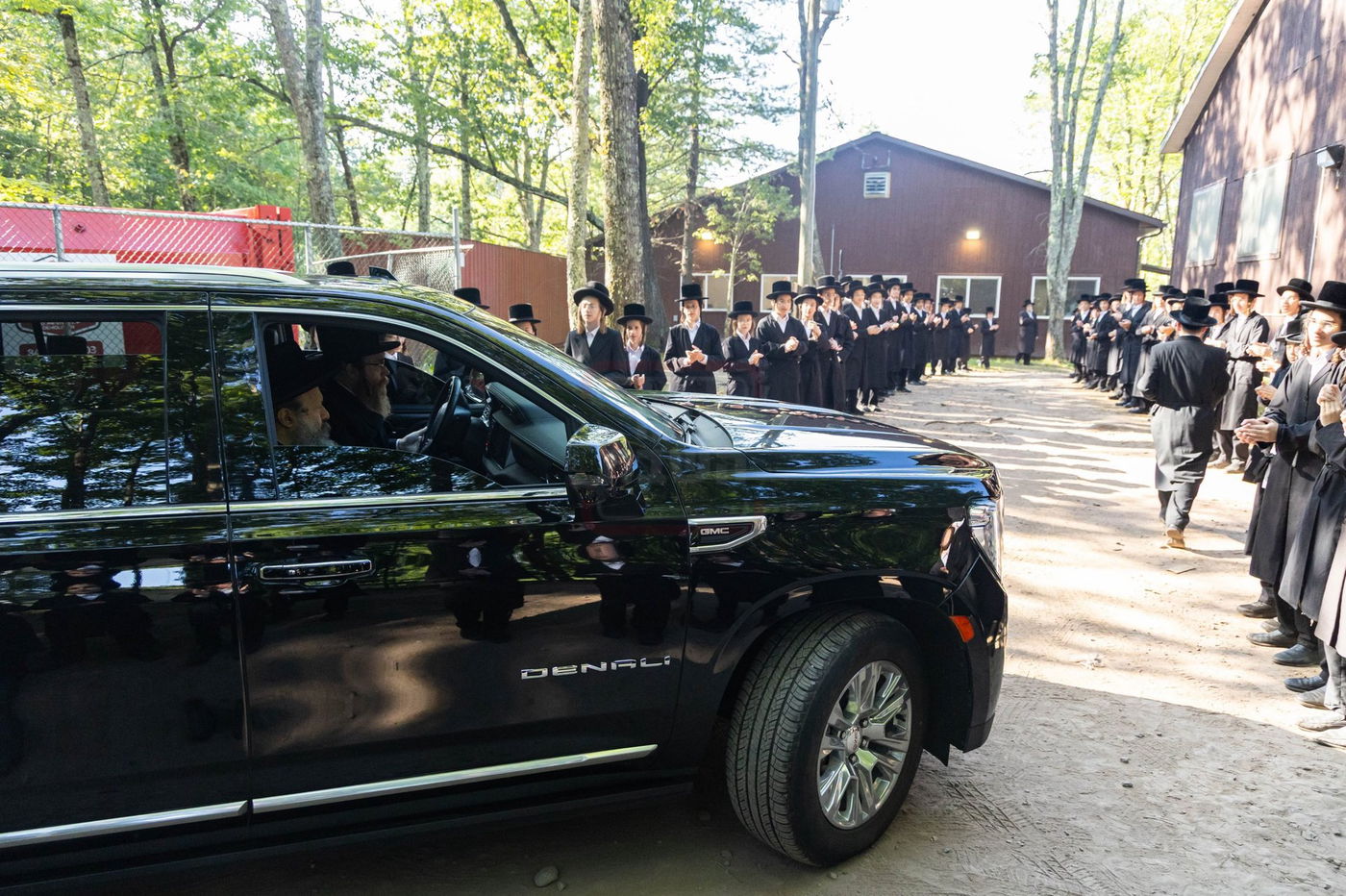 האדמו"ר מבאבוב 45 בביקור במחנה הקיץ של החסידות בקאנטרי