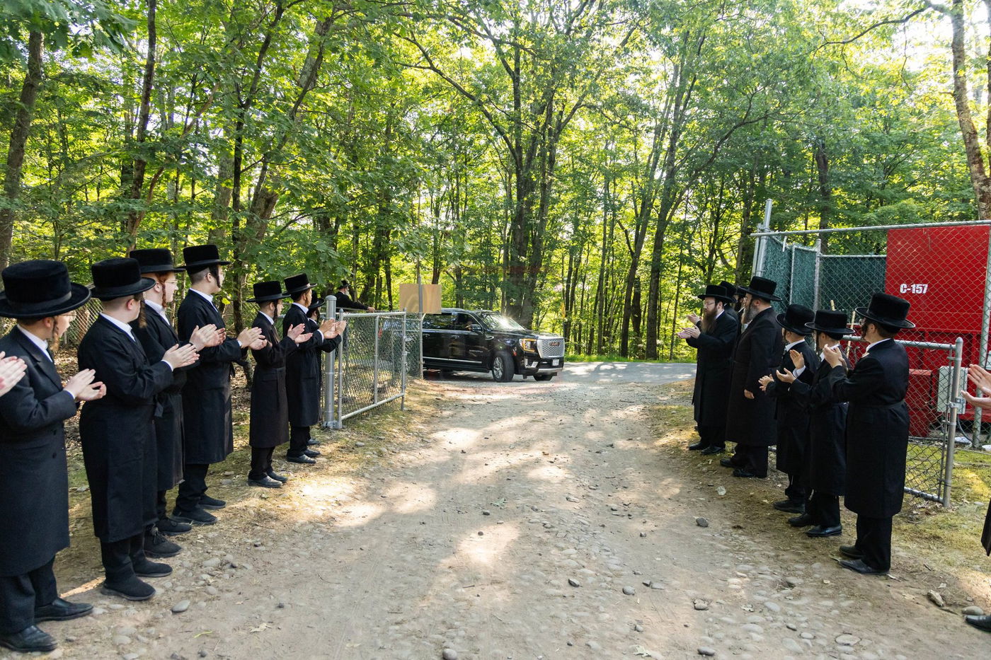 האדמו"ר מבאבוב 45 בביקור במחנה הקיץ של החסידות בקאנטרי