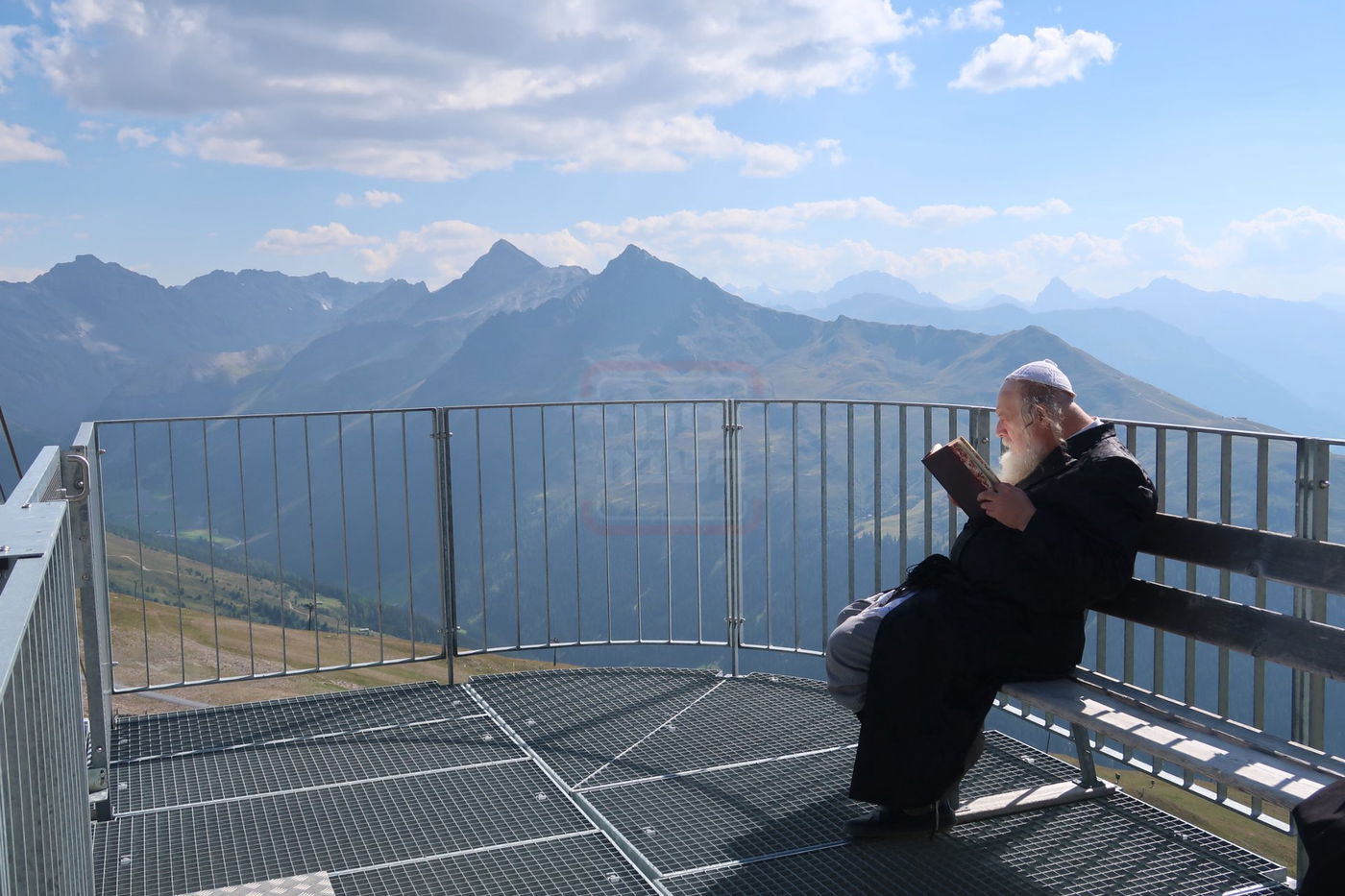 האדמו"ר ממבקשי אמונה במנוחה בדאבוס שבשווייץ