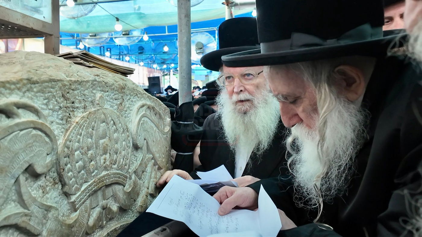 האדמו"ר ממחנובקא בעלזא בעליה לציון בהר המנוחות