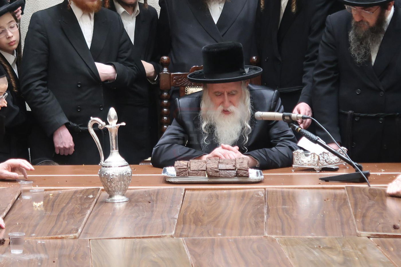 האדמו"ר ממחנובקא בעלזא בטיש לחיים לאחר שחרית