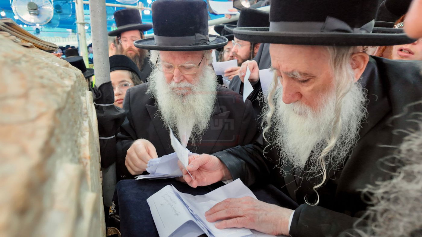 האדמו"ר ממחנובקא בעלזא בעליה לציון בהר המנוחות