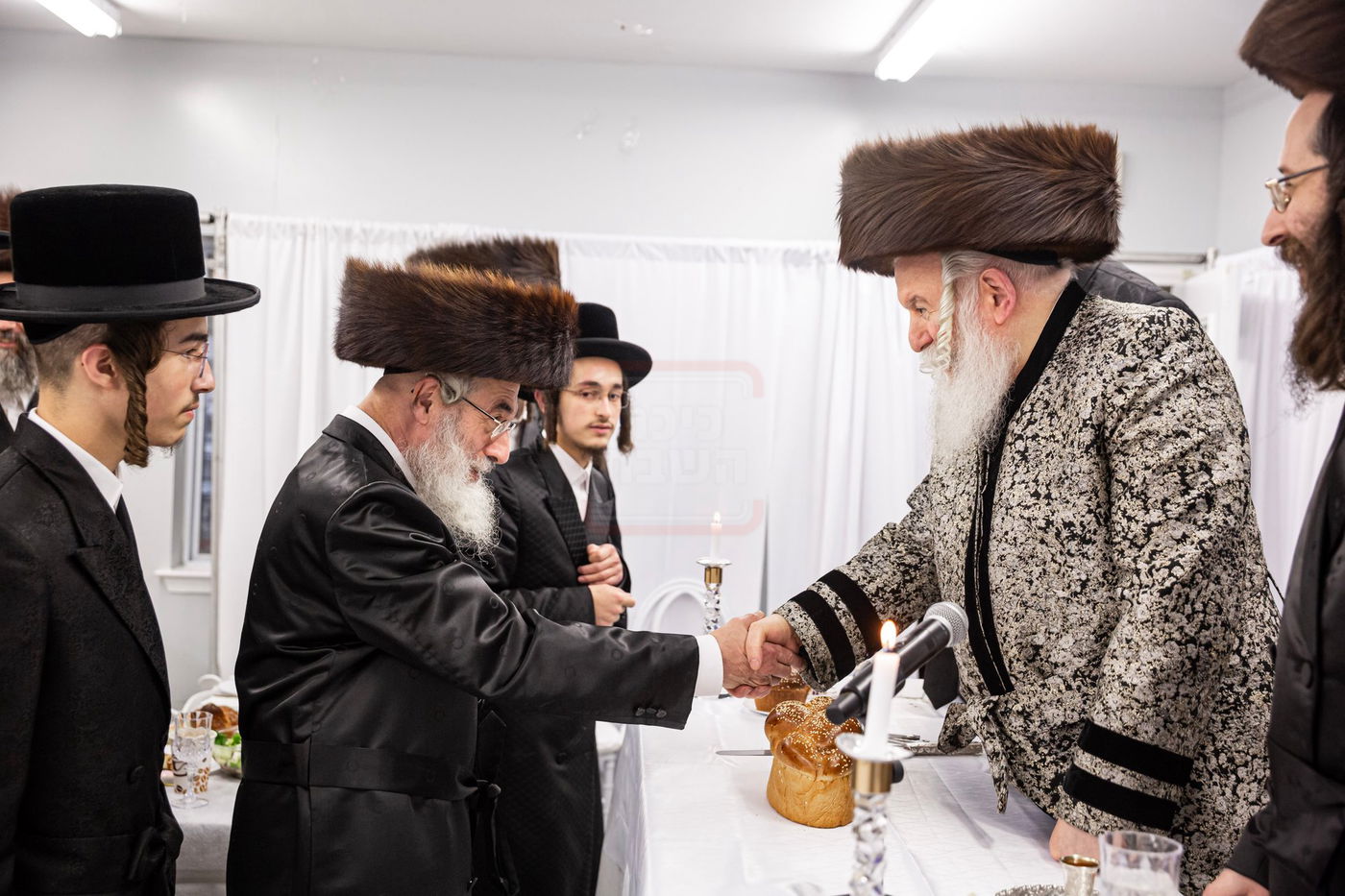 האדמו"ר מבאבוב במסיבת מלווה מלכה עם תלמידיו