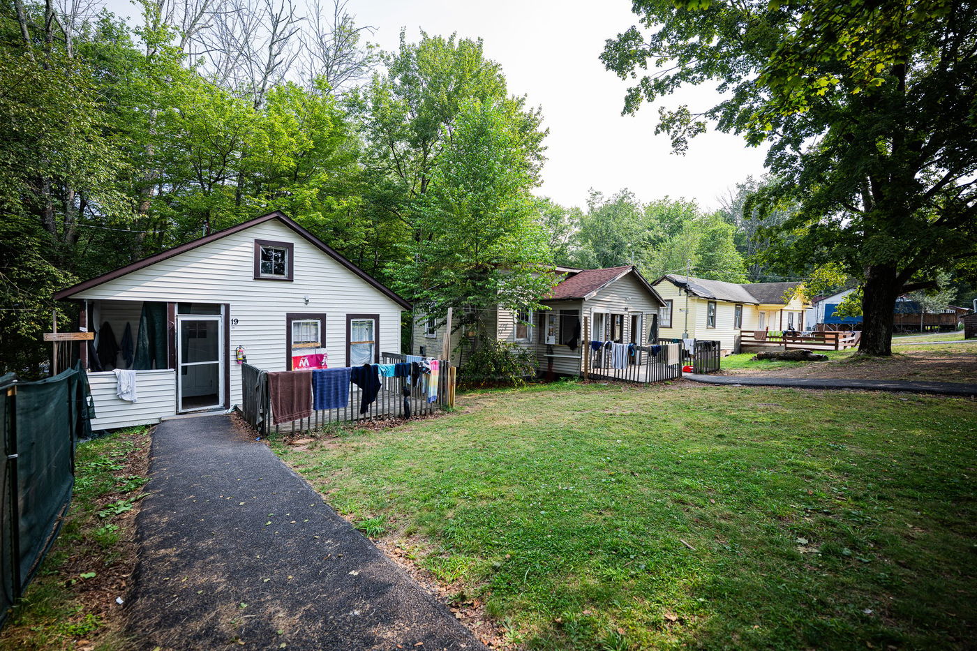 האדמו''ר מסערדאהעלי במחנה ישיבת סערדאהעלי במאנטיסעלאו 