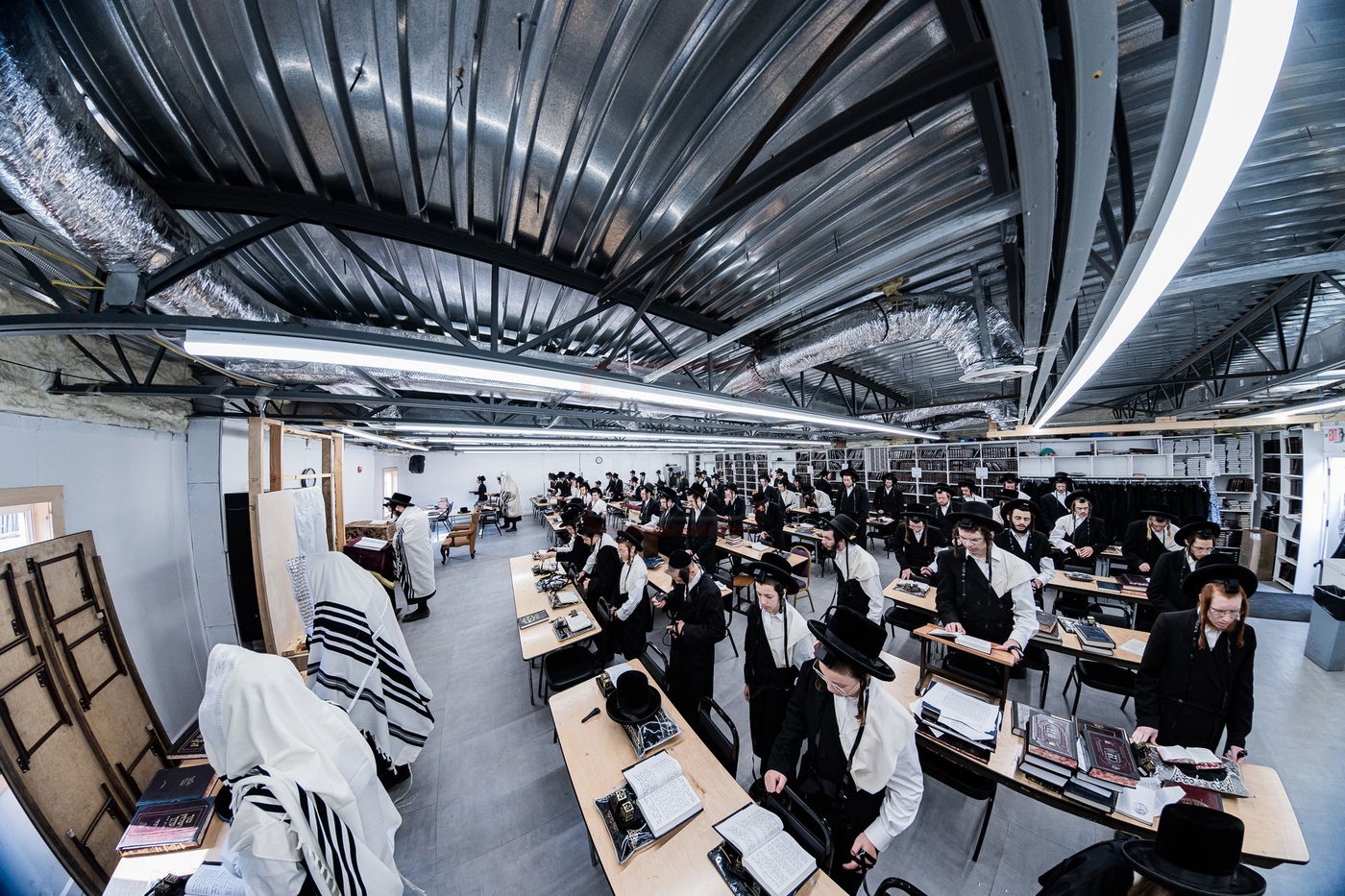 האדמו''ר מסערדאהעלי במחנה ישיבת סערדאהעלי במאנטיסעלאו 