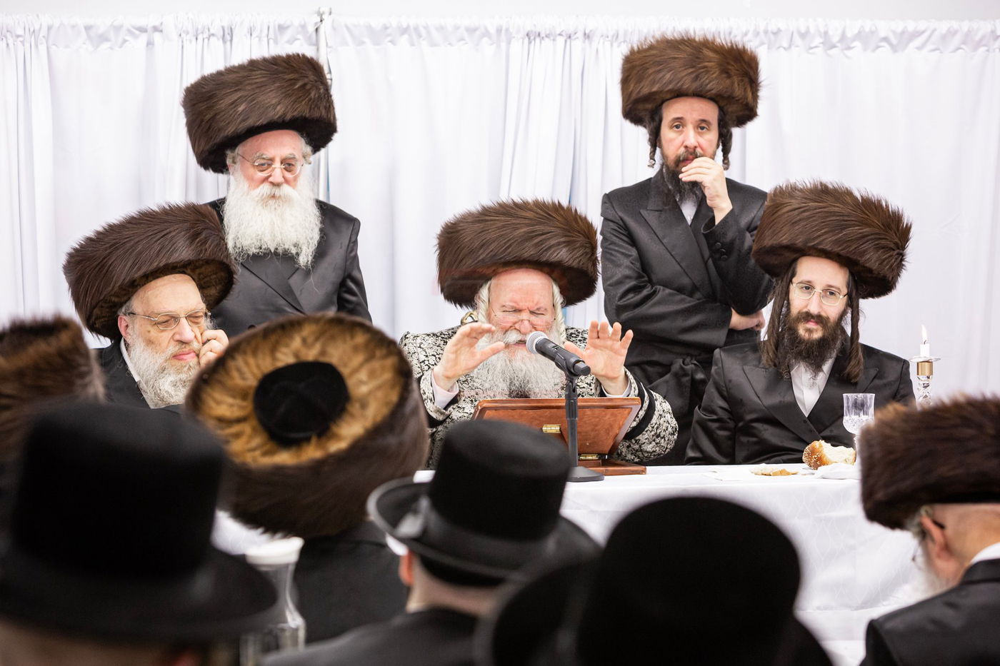 האדמו"ר מבאבוב במסיבת מלווה מלכה עם תלמידיו