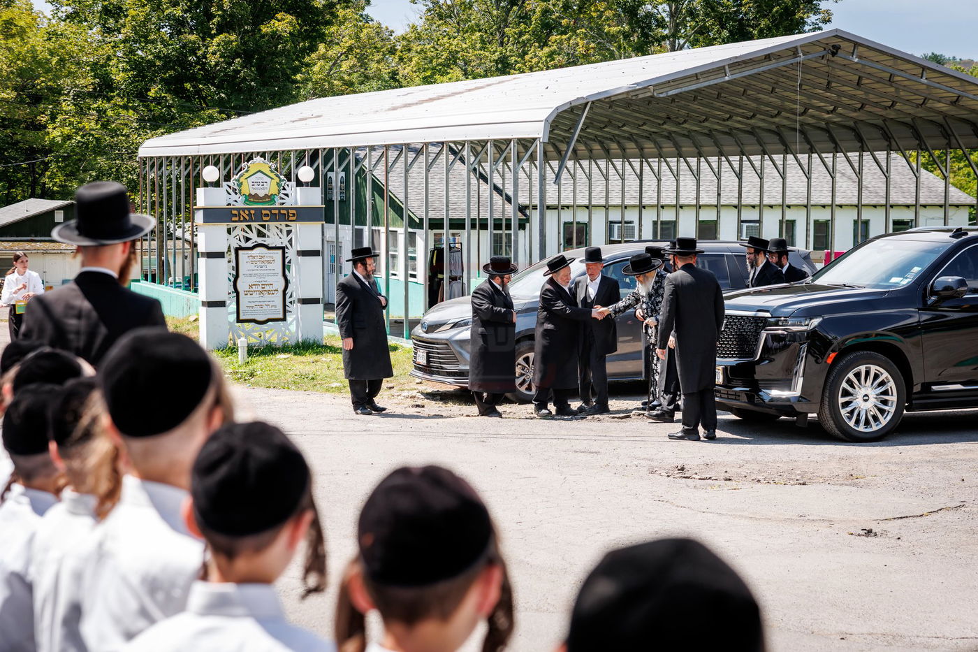 האדמו"ר מסאטמר בביקור בקעמפים בהרי הקאנטרי