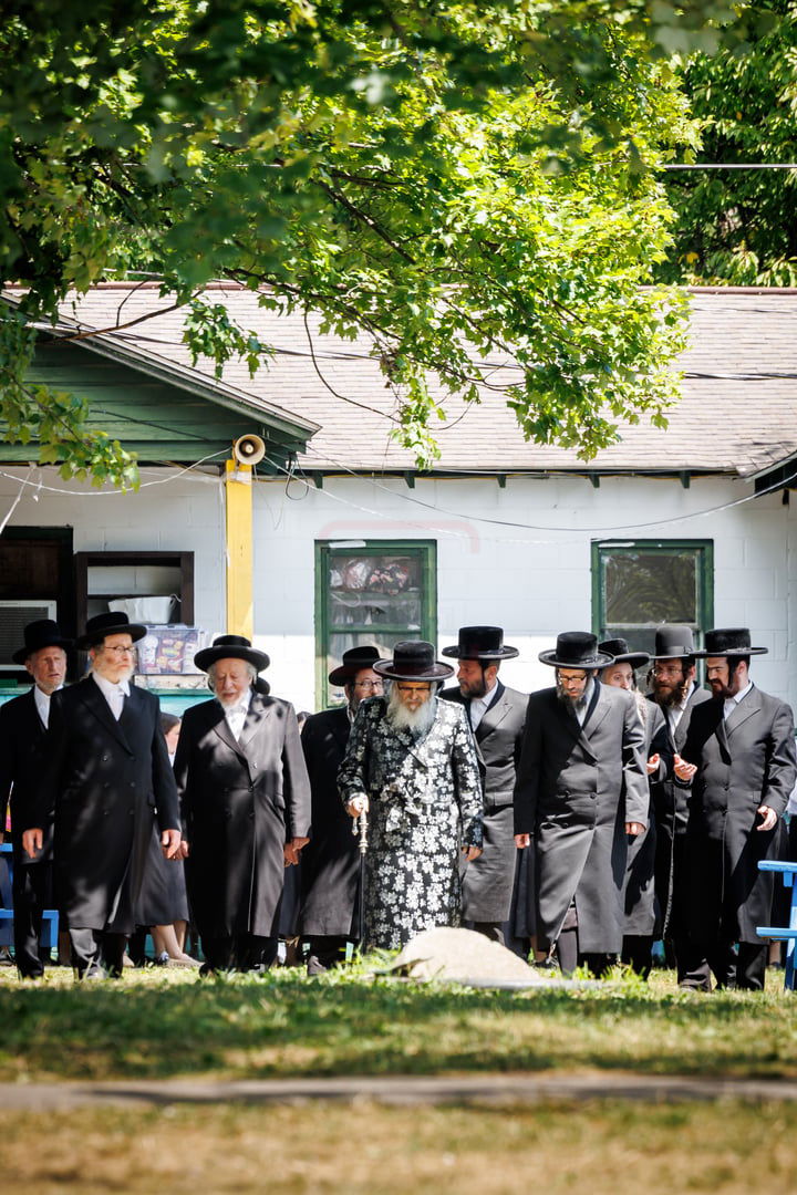 האדמו"ר מסאטמר בביקור בקעמפים בהרי הקאנטרי