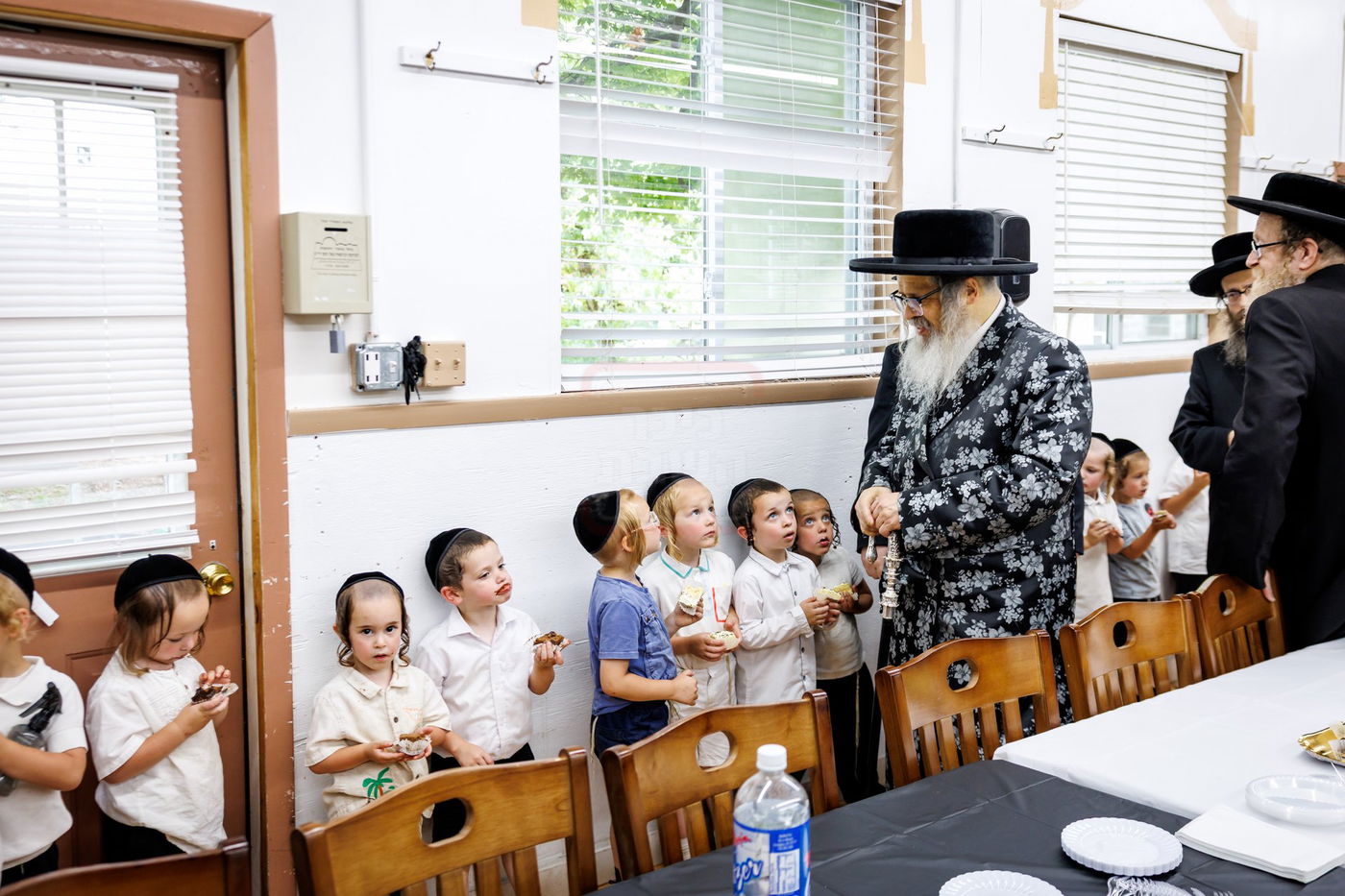האדמו"ר מסאטמר בביקור בקעמפים בהרי הקאנטרי