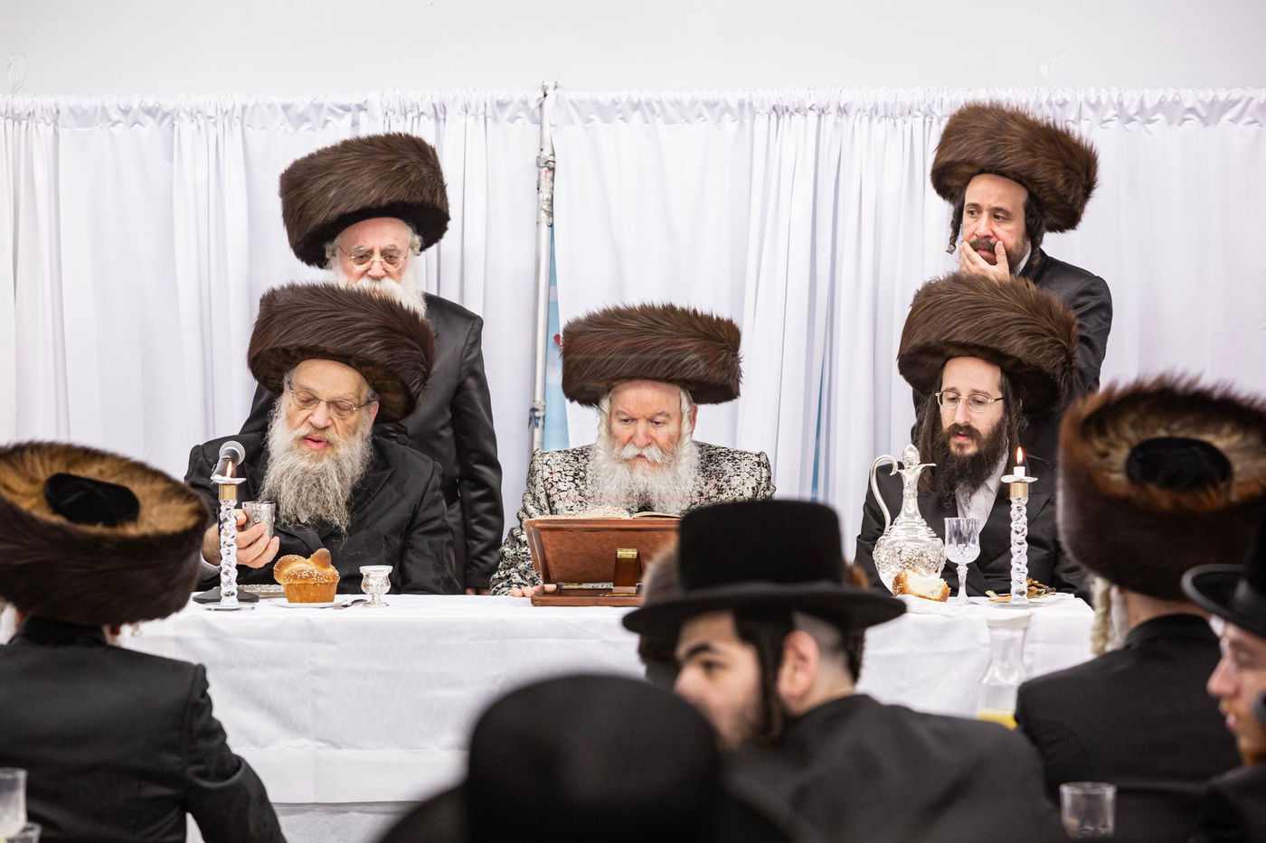 האדמו"ר מבאבוב במסיבת מלווה מלכה עם תלמידיו