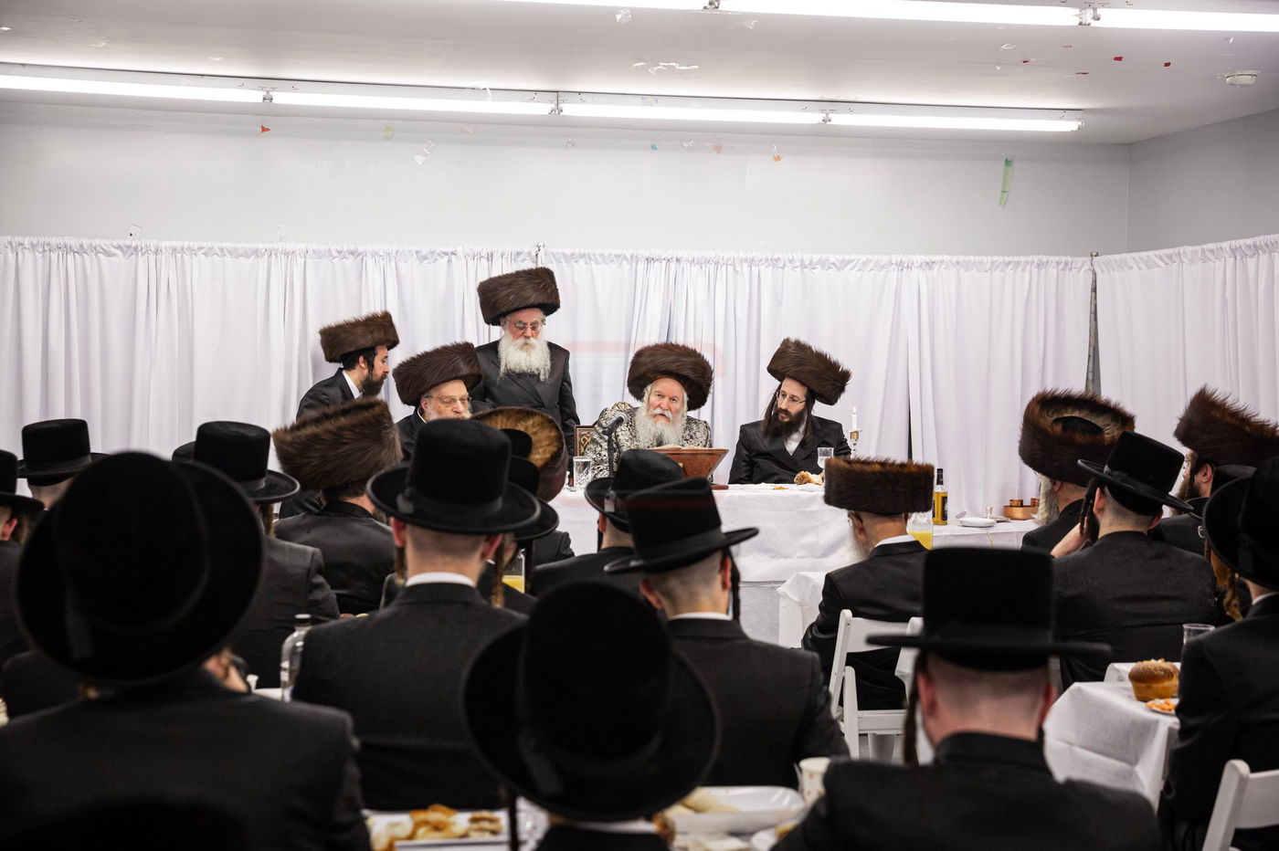 האדמו"ר מבאבוב במסיבת מלווה מלכה עם תלמידיו