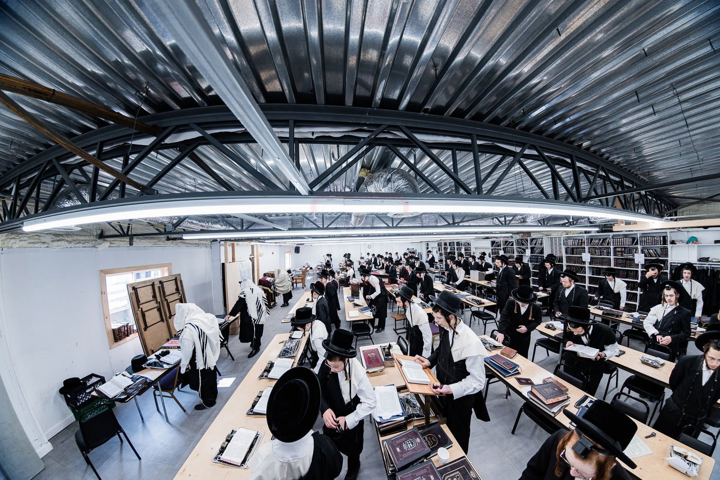 האדמו''ר מסערדאהעלי במחנה ישיבת סערדאהעלי במאנטיסעלאו 