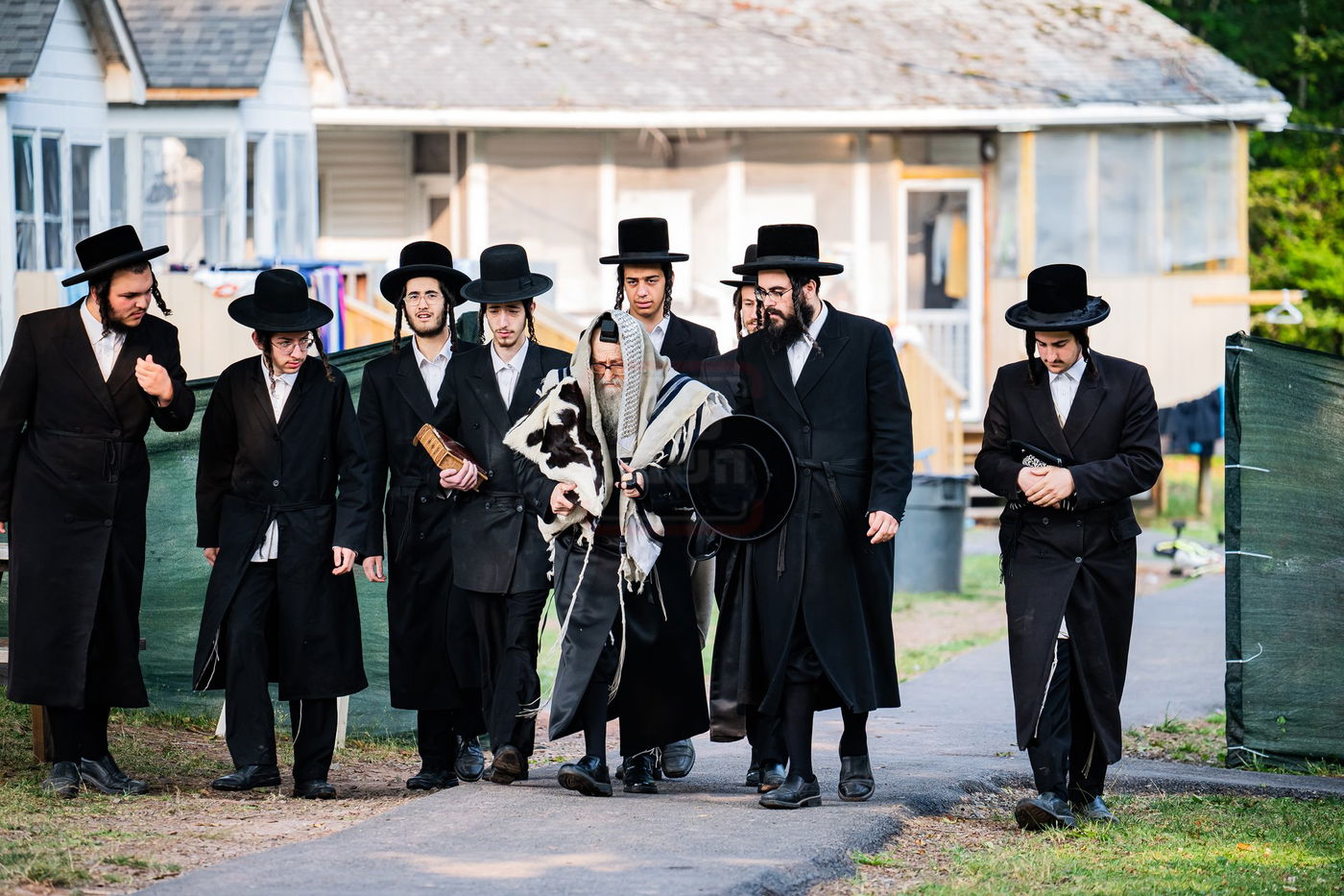 האדמו''ר מסערדאהעלי במחנה ישיבת סערדאהעלי במאנטיסעלאו 