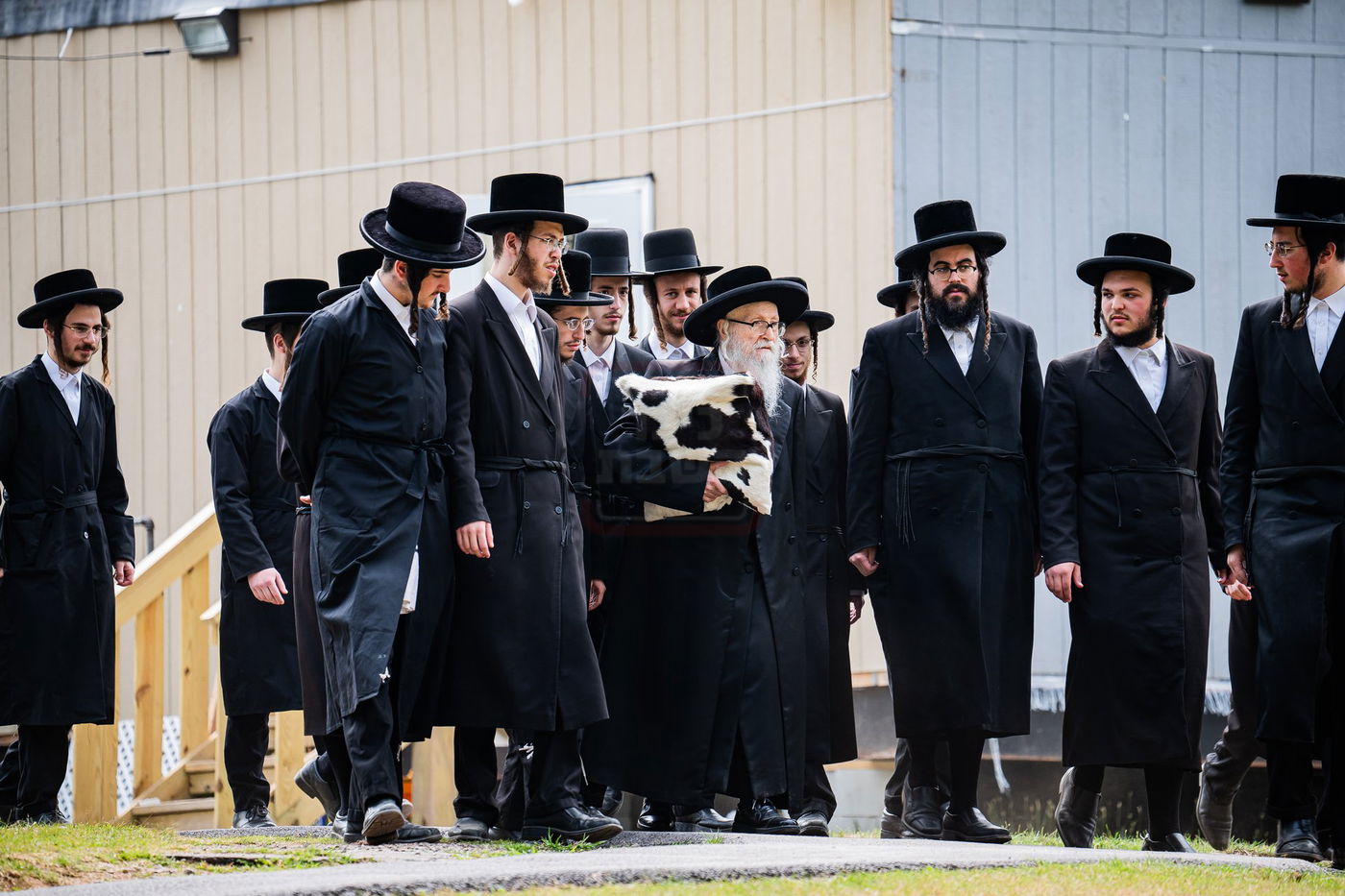 האדמו''ר מסערדאהעלי במחנה ישיבת סערדאהעלי במאנטיסעלאו 