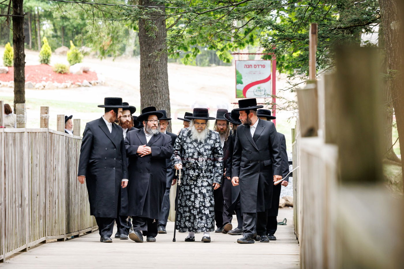 האדמו"ר מסאטמר בביקור בקעמפים בהרי הקאנטרי