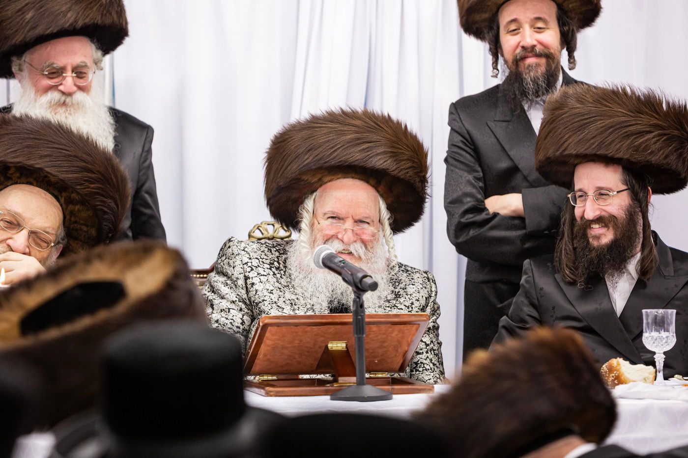 האדמו"ר מבאבוב במסיבת מלווה מלכה עם תלמידיו