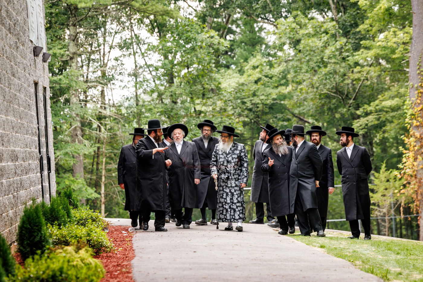 האדמו"ר מסאטמר בביקור בקעמפים בהרי הקאנטרי