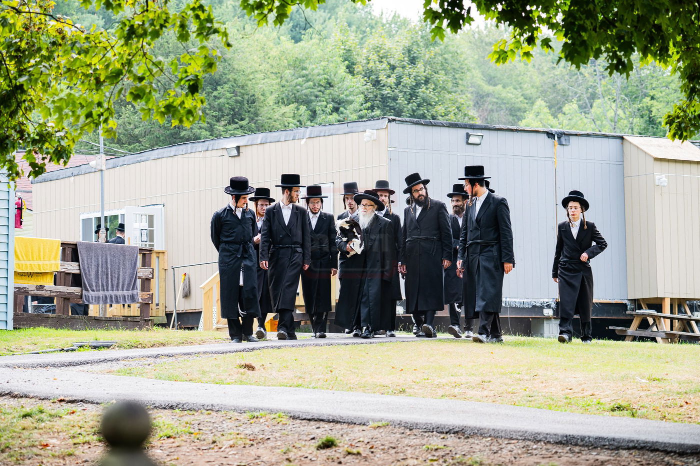 האדמו''ר מסערדאהעלי במחנה ישיבת סערדאהעלי במאנטיסעלאו 