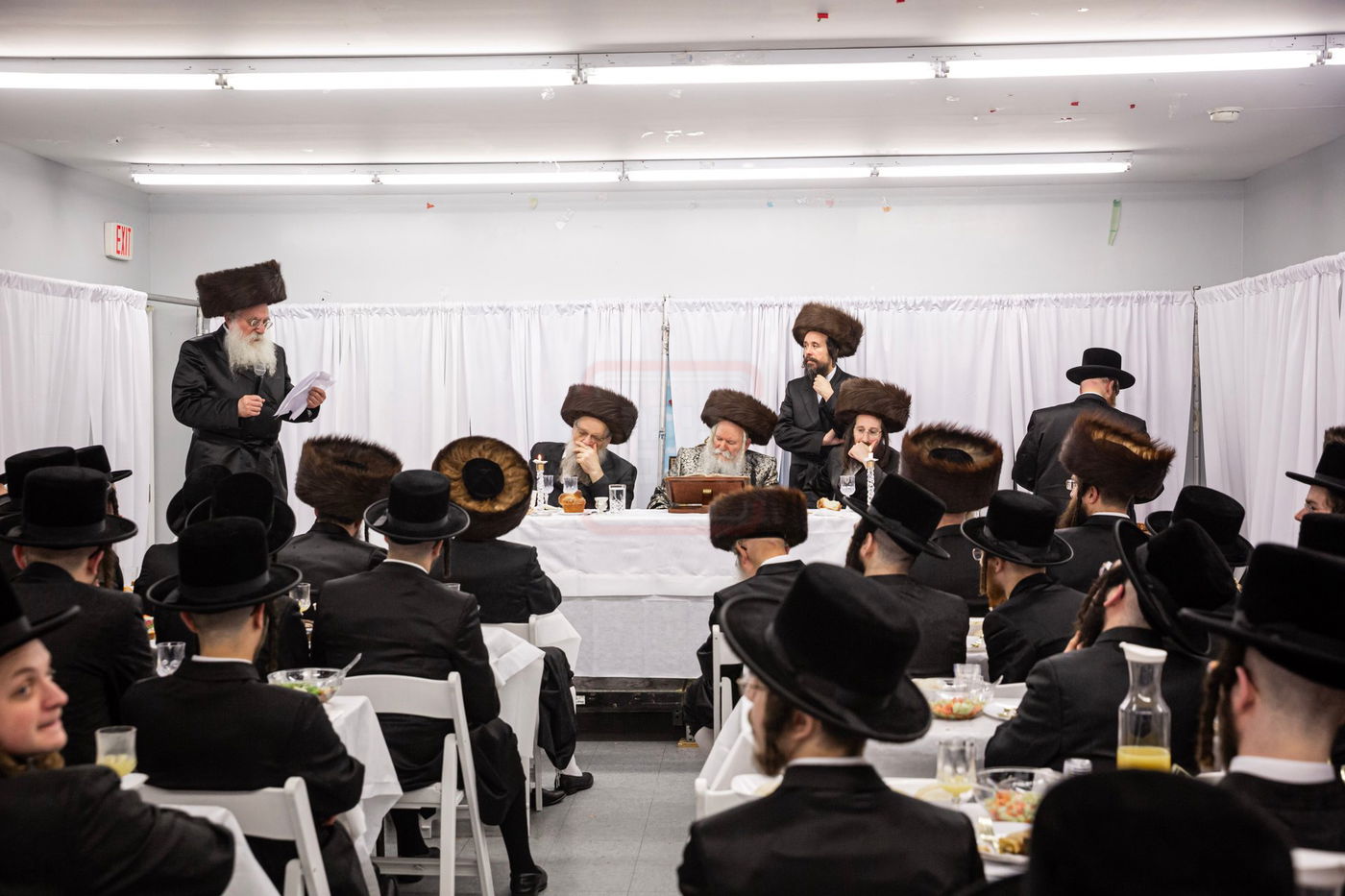האדמו"ר מבאבוב במסיבת מלווה מלכה עם תלמידיו