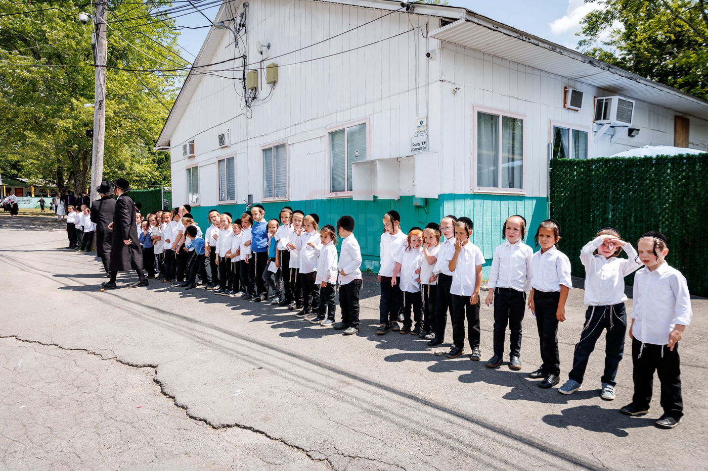 האדמו"ר מסאטמר בביקור בקעמפים בהרי הקאנטרי