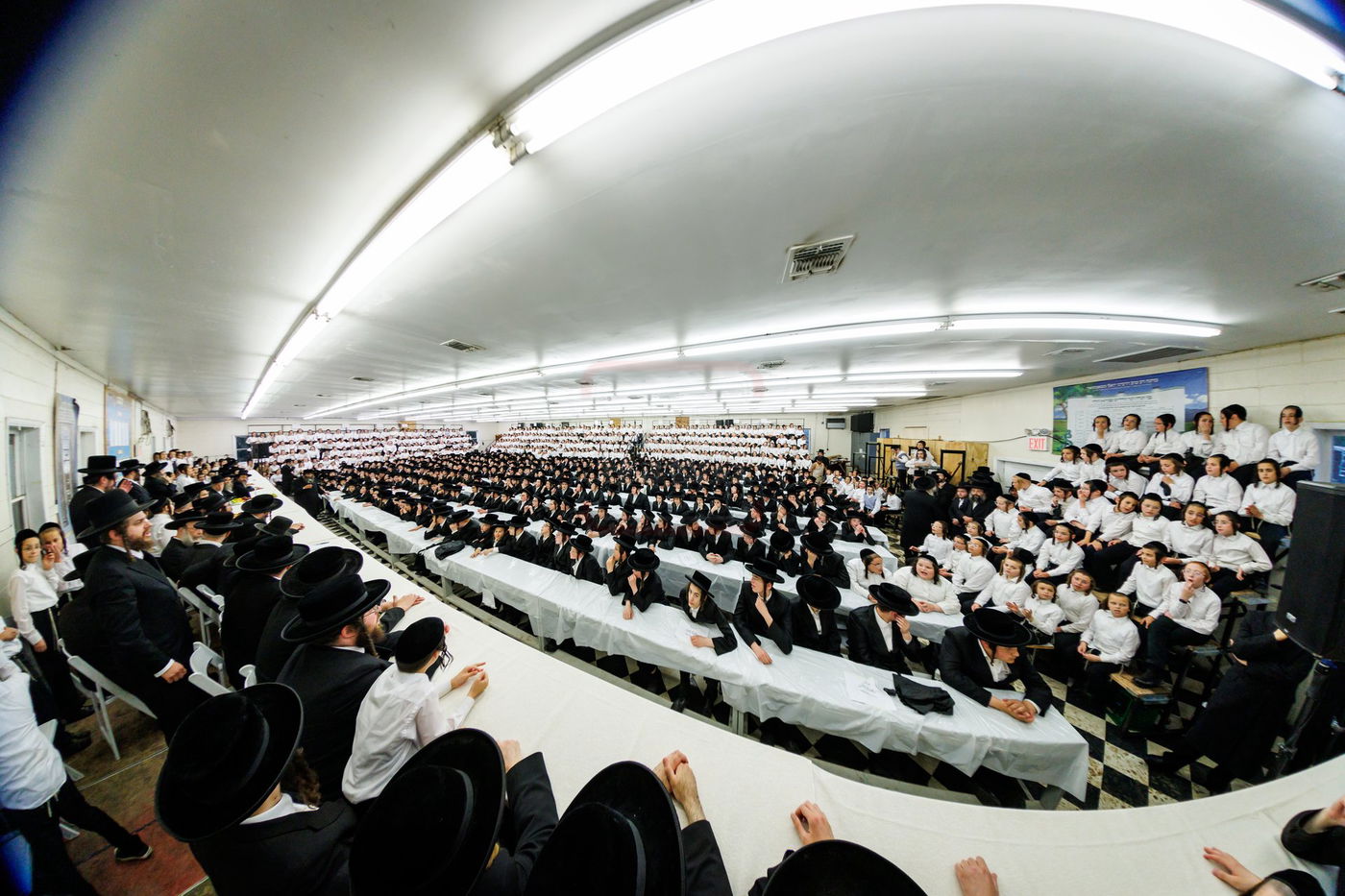 האדמו"ר מסאטמר בביקור בקעמפים בהרי הקאנטרי