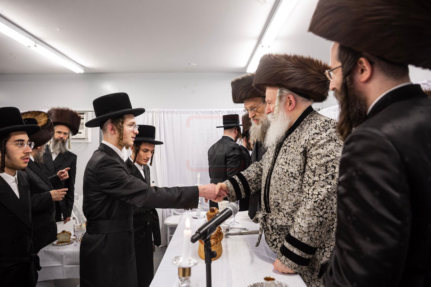 האדמו"ר מבאבוב במסיבת מלווה מלכה עם תלמידיו